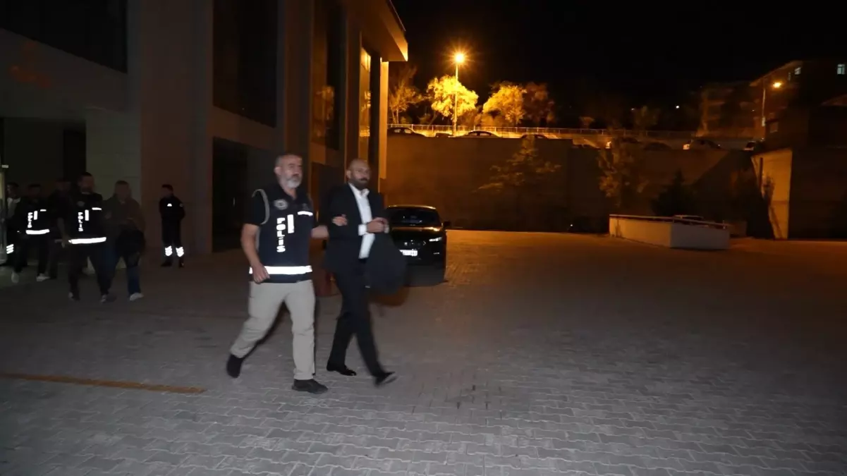 Belediye Başkanı ve 5 Kişi ‘İcbar Yoluyla İrtikap’ Suçundan Tutuklandı