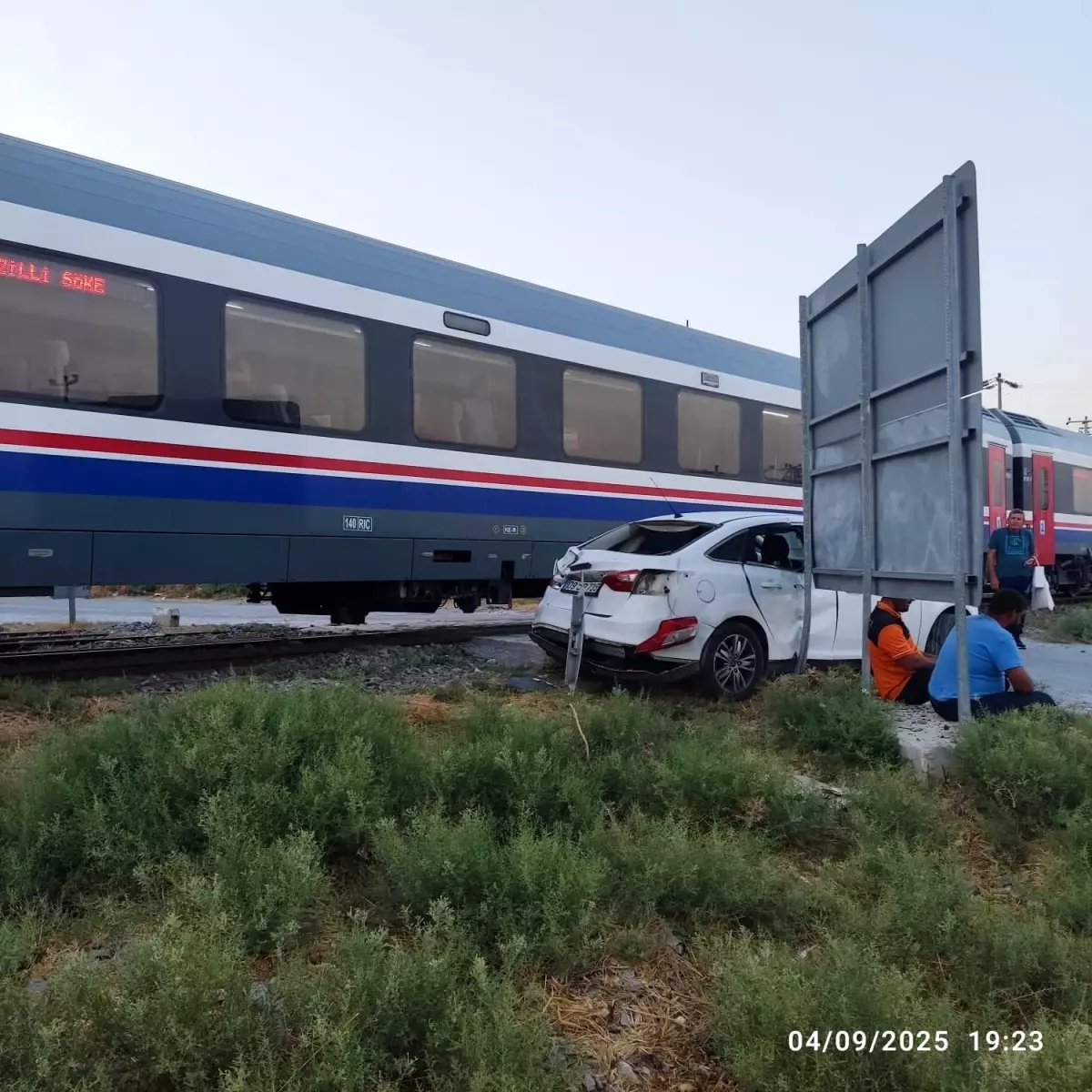 Yolcu Treni Otomobile Çarptı: 1 Yaralı