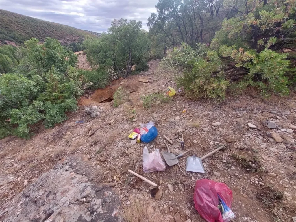 İzinsiz Kazı Yaparken 4 Zanlı Gözaltına Alındı
