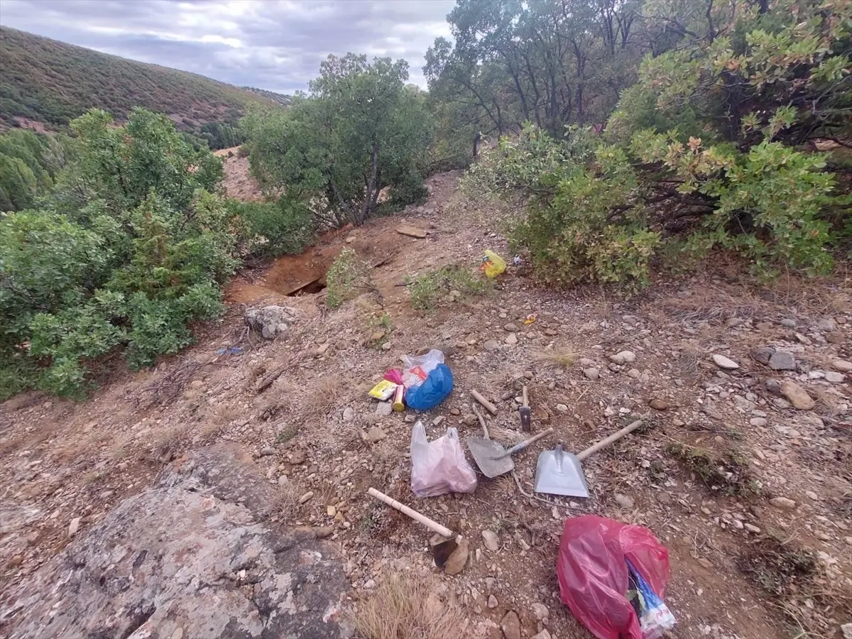İzinsiz Kazı Yaparken 4 Zanlı Gözaltına Alındı
