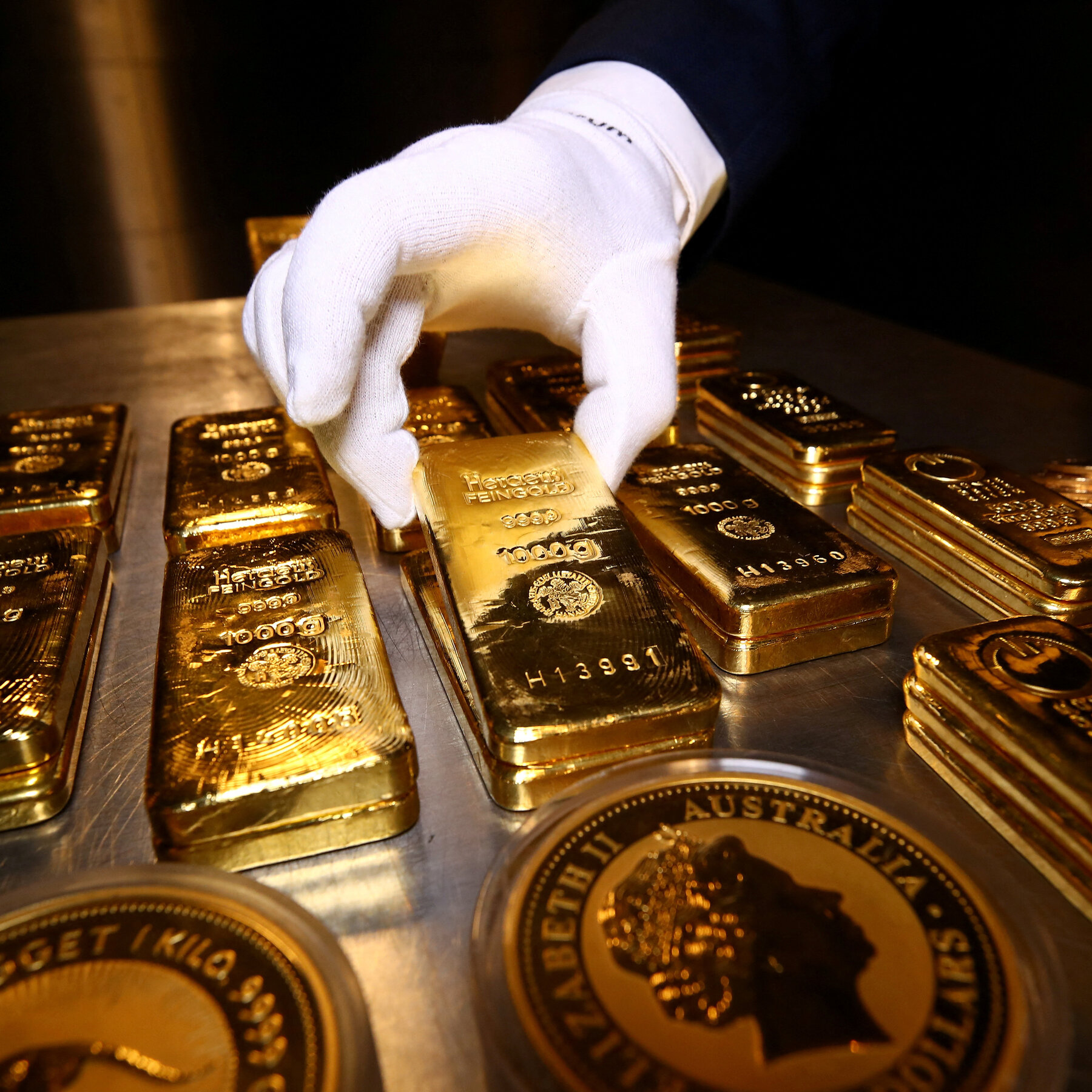 Gold Price Nears $2,000 an Ounce, a Sign of Turmoil and Unease