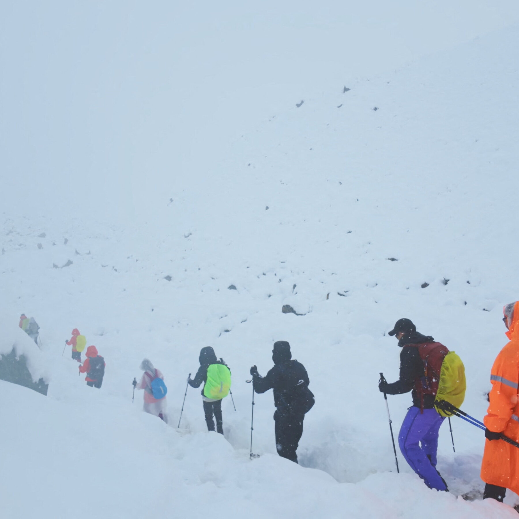 Snowstorm Strands Hundreds of Hikers on Mount Everest