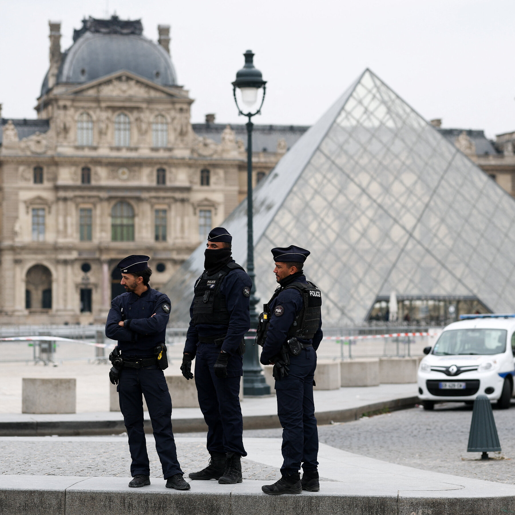 Louvre Closed After Thieves Steal ‘Priceless’ Jewels in Brazen Daylight Robbery
