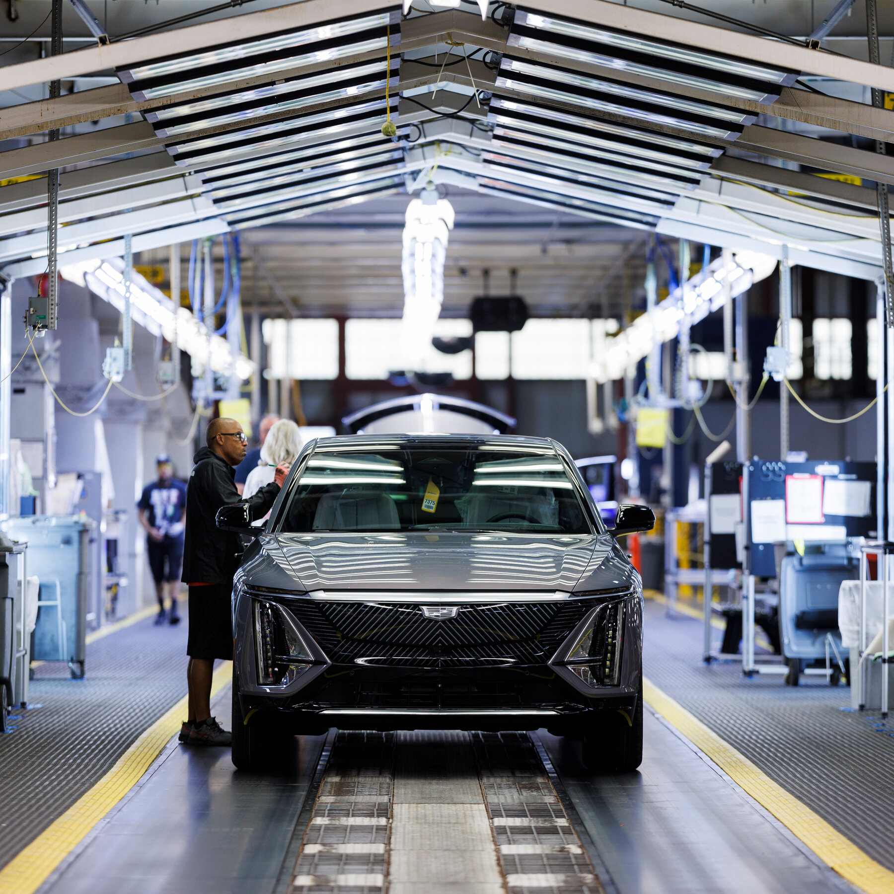 G.M.’s Profit Falls on Tariffs and E.V. Costs