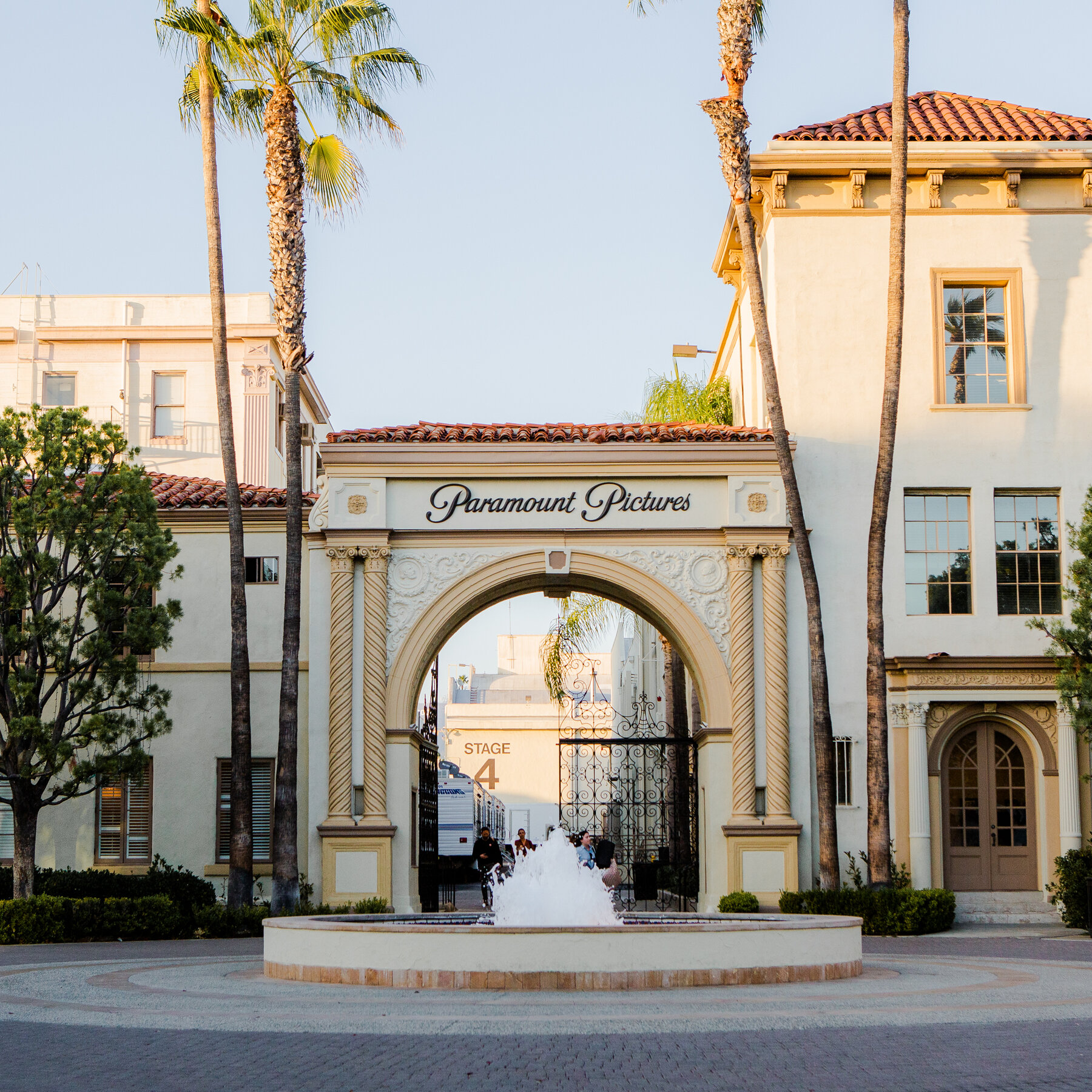 Three Offers in One Month: Paramount’s Secret Pursuit of Warner Bros. Discovery