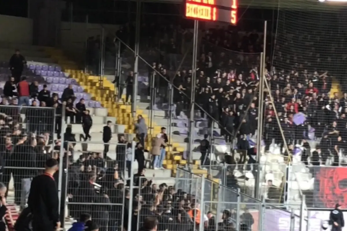 Tribünde Koltuk Kıran Eskişehirspor Taraftarı