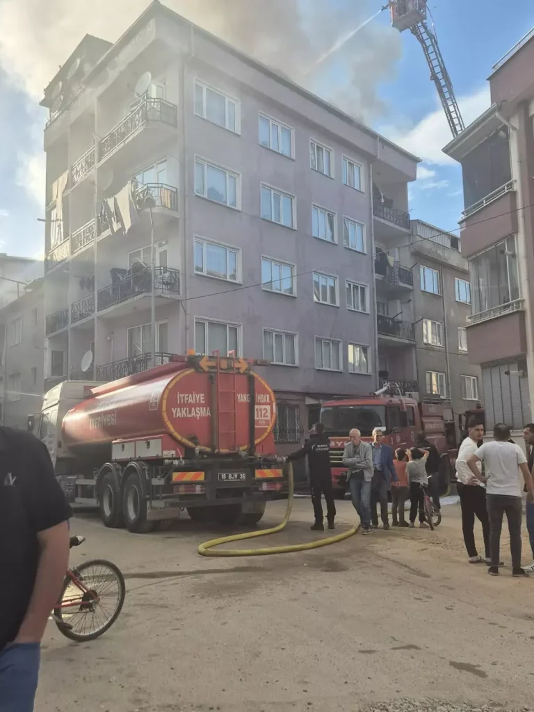 Bursa’da 5 Katlı Apartmanda Çıkan Yangın Kontrol Altına Alındı
