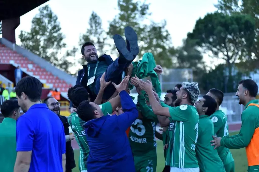 “8 Kişi Kalan Kafkasspor’dan Tarihi Geri Dönüş”