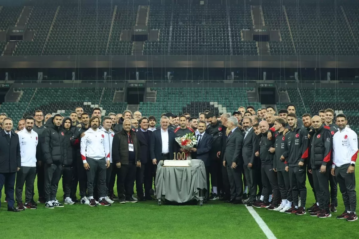 Milli Takım Kaptanı Hakan Çalhanoğlu’nun Dalya Sevinci