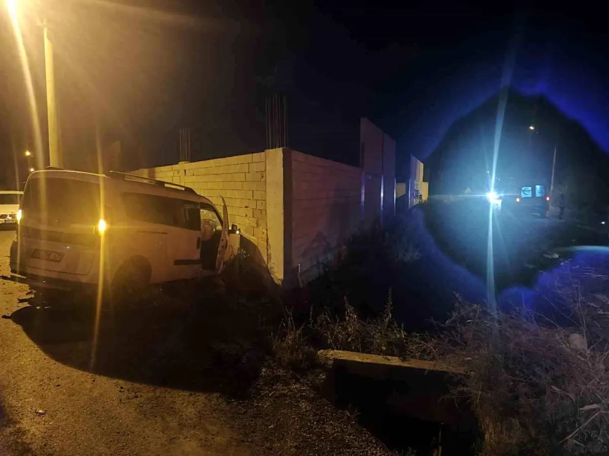 Adana’da Hafif Ticari Araçlar Çarpıştı: 1 Ölü, 2 Yaralı