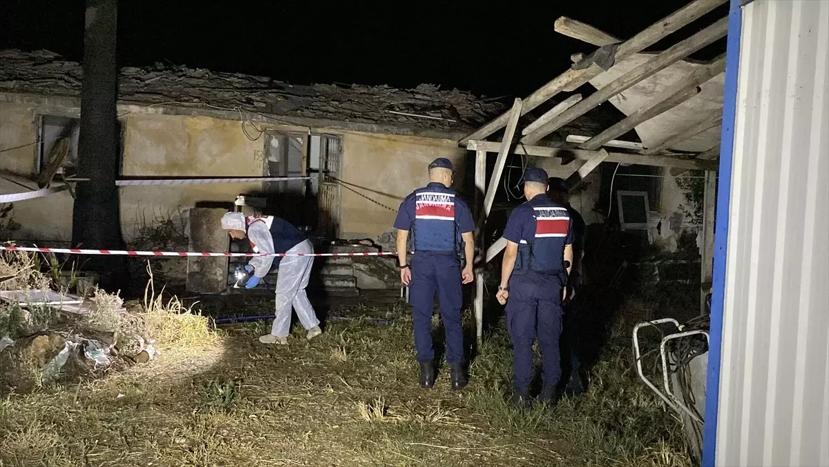Aile İçi Trajedi: Oğul, Annesini Yaralayıp İş Arkadaşını Öldürdü