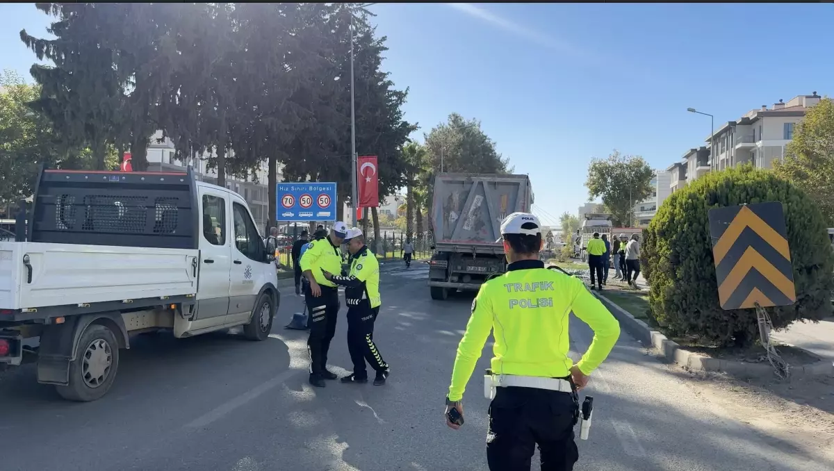 TIR’ın Dorsesindeki Beton Caddeye Döküldü