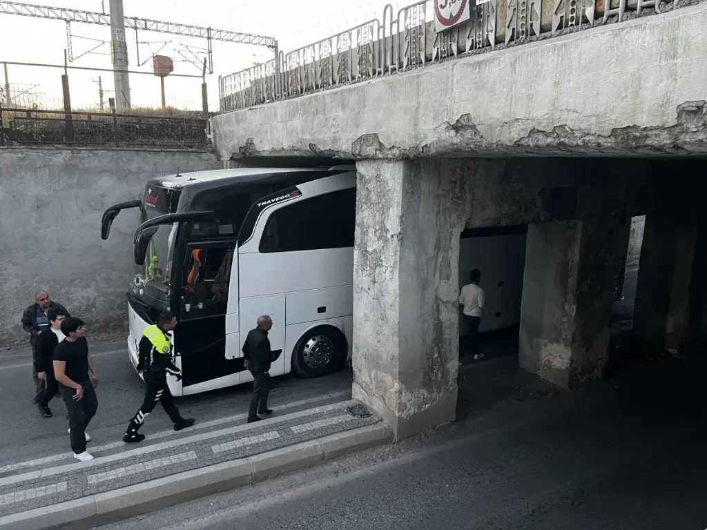 Futbol Takımının Otobüsü Altgeçitte Sıkıştı