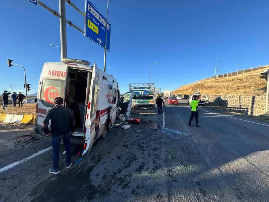 Ağrı’da Ambulans ile Kamyonetin Çarpışması: 7 Yaralı