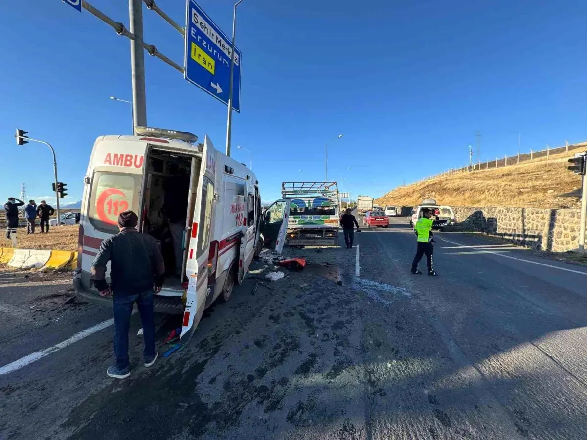 Ağrı’da Ambulans ile Kamyonetin Çarpışması Sonucu 7 Kişi Yaralandı