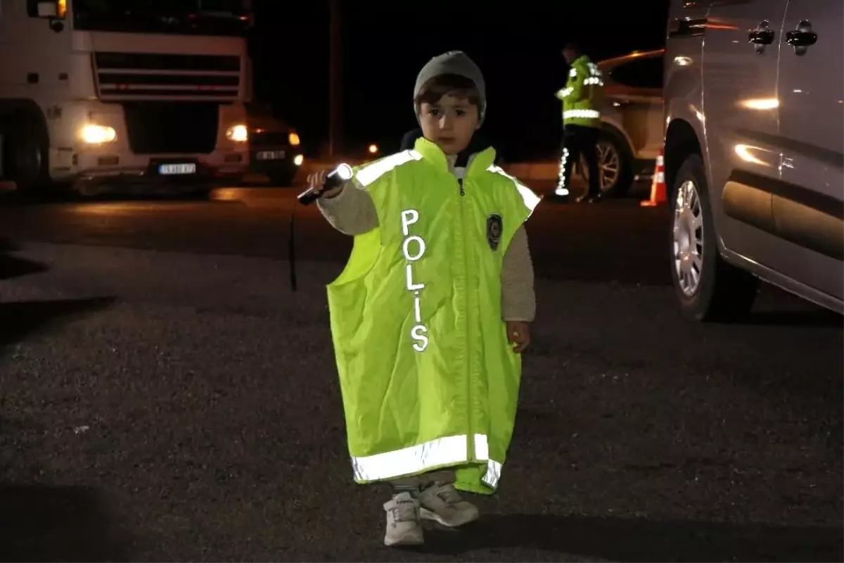 Minik Polis Ağrı Girişinde Görev Başında