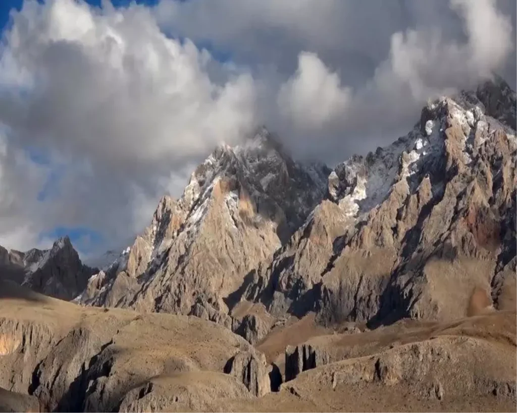 Dağcıların Zorlu Mücadelesi: Demirkazık Dağı’nda Tipiyle Mücadele
