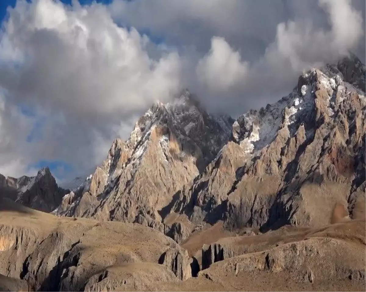 Dağcıların Zorlu Mücadelesi: Demirkazık Dağı’nda Tipiyle Mücadele