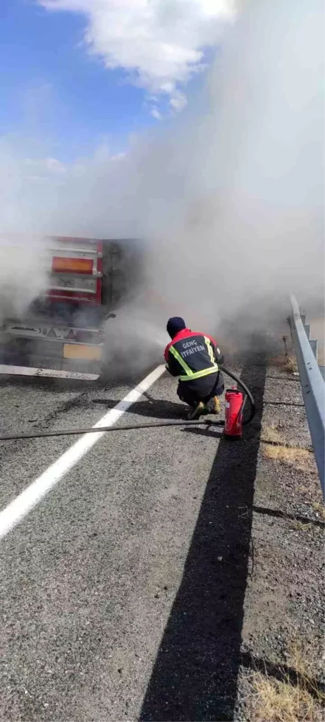 Bingöl’de Tır Dorsesi Alev Aldı, Ekipler Müdahale Etti