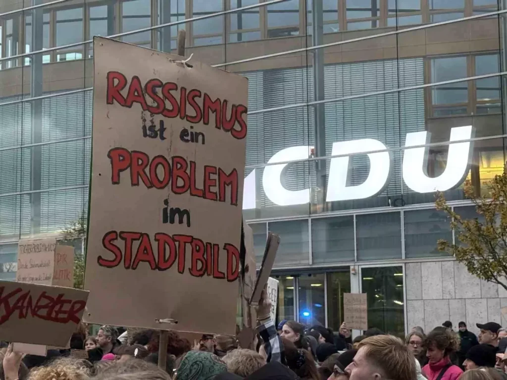 Almanya’da Binlerce Kişi Merz’i Protesto Etti