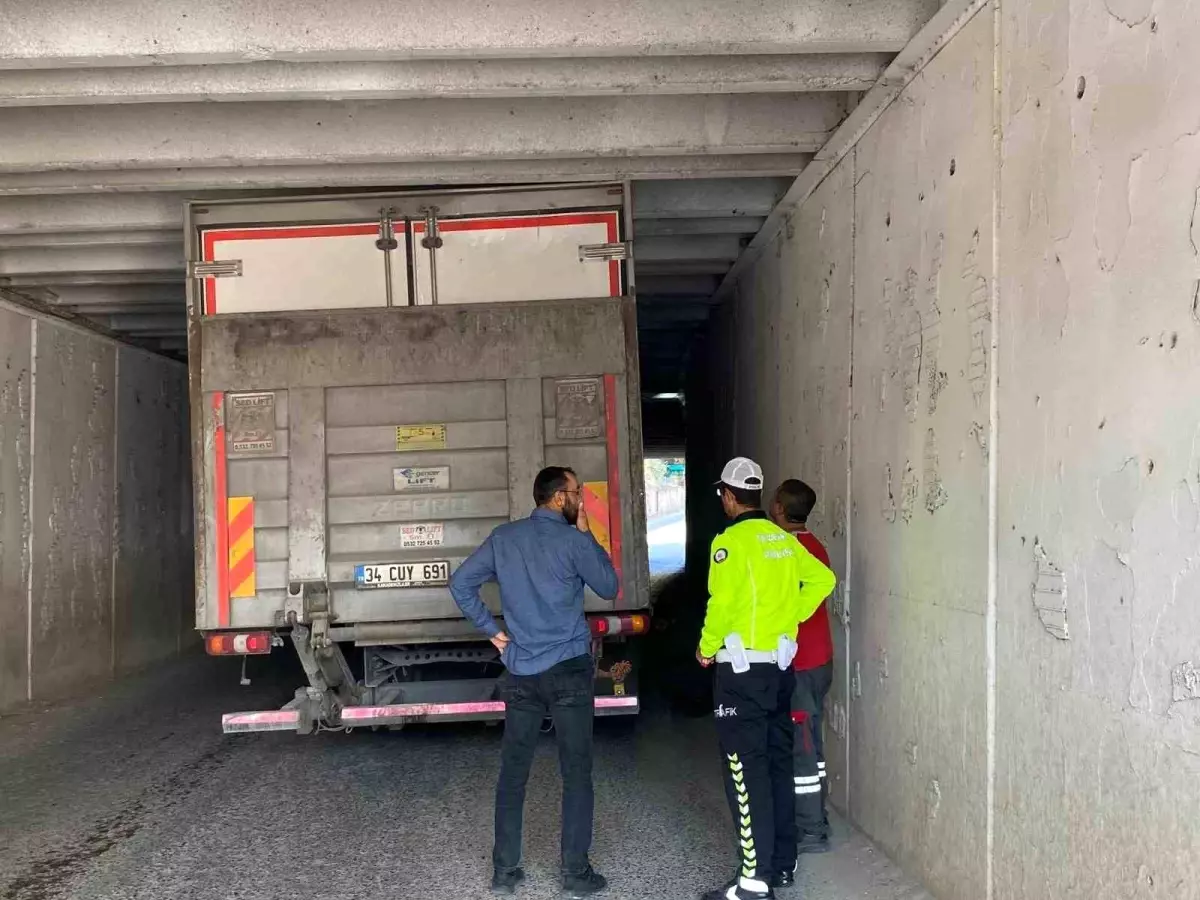 Kamyon Alt Geçitte Sıkıştı, Trafik Ekipleri Müdahale Etti