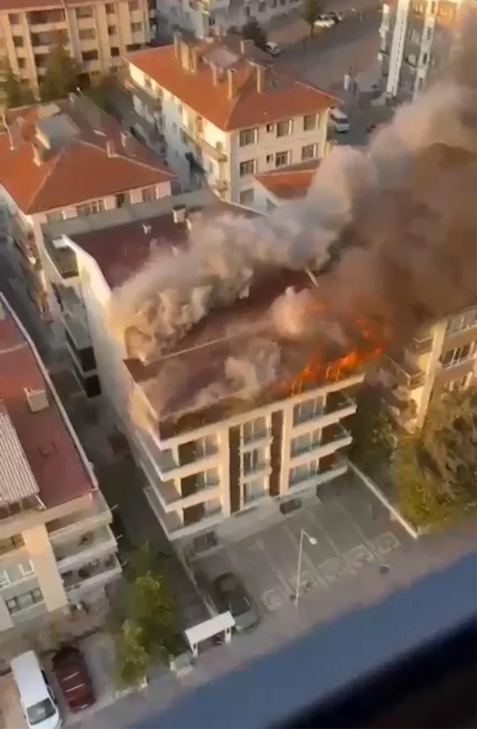 Ankara’da Apartmanın Çatı Katında Yangın Çıktı