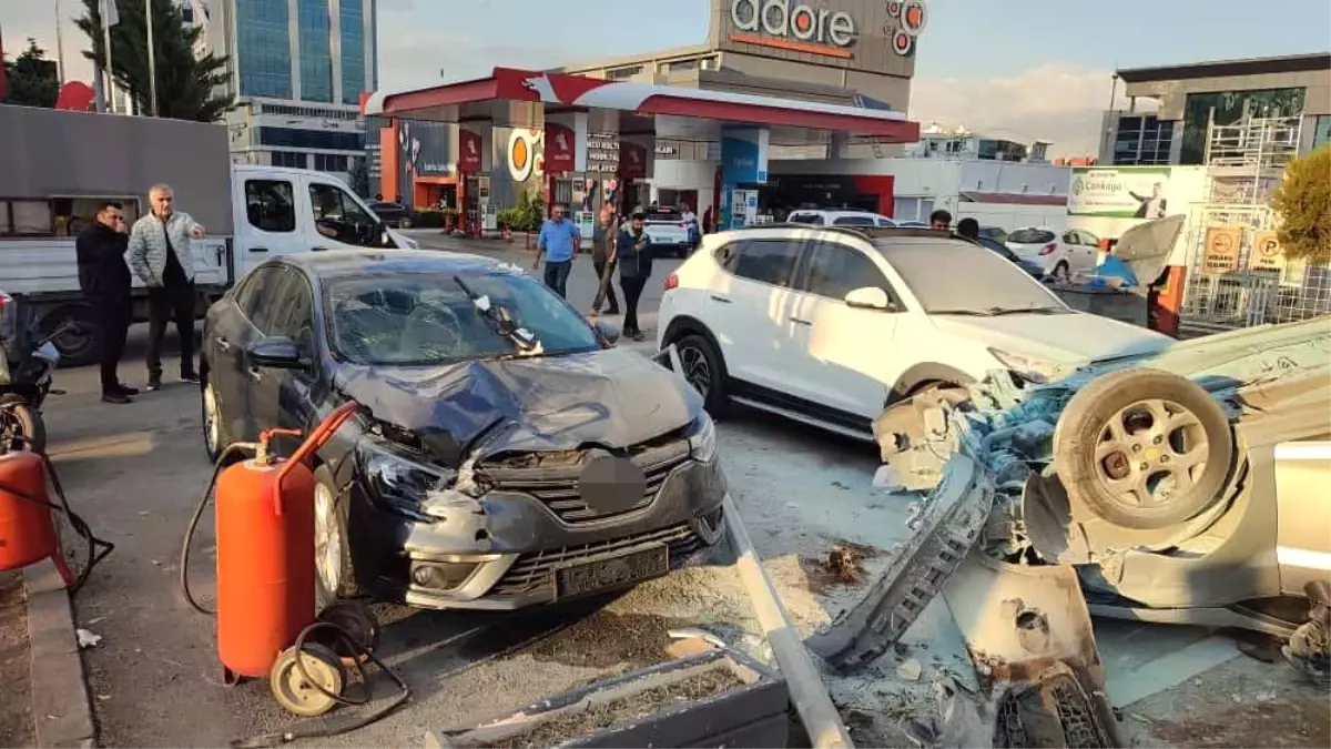 Trafiği Tehlikeleştiren Kaza: Otomobil Benzinliğe Uçtu