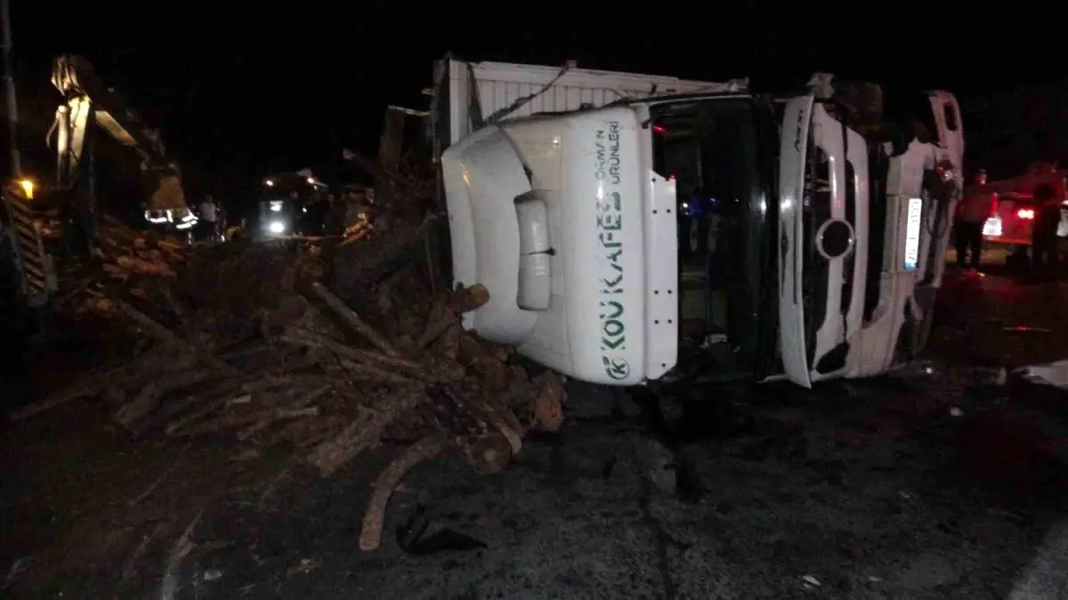 Antalya’da Odun Yüklü Kamyon Devrildi, Trafik Durdu