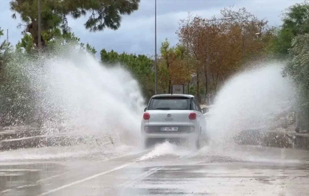 Antalya’nın Kaş İlçesinde Sağanak ve Fırtına Etkili Oldu