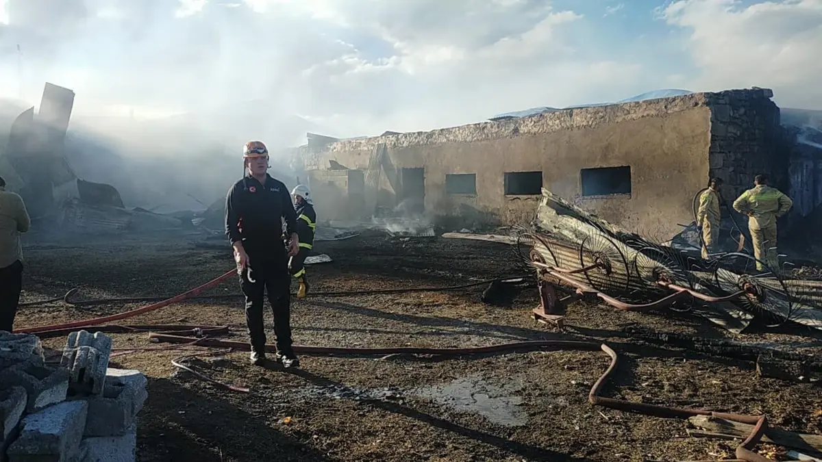 Ardahan’da Ahır Yangını: 23 Hayvan Öldü