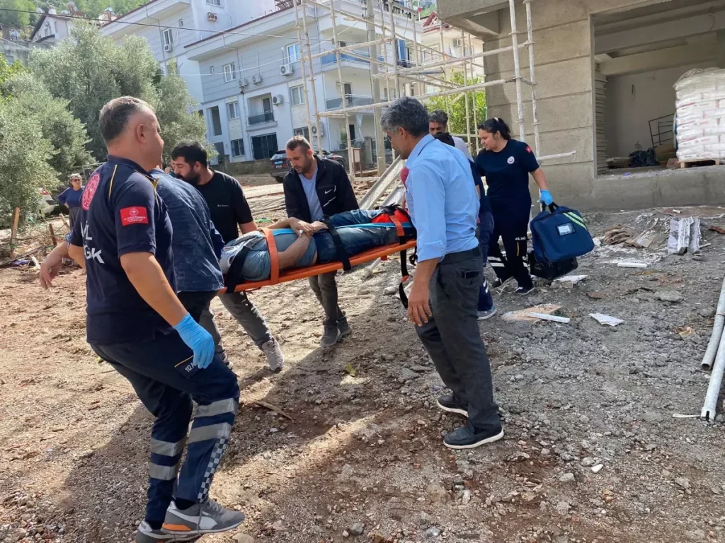 Genç İşçi Asansör Boşluğuna Düşerek Yaralandı