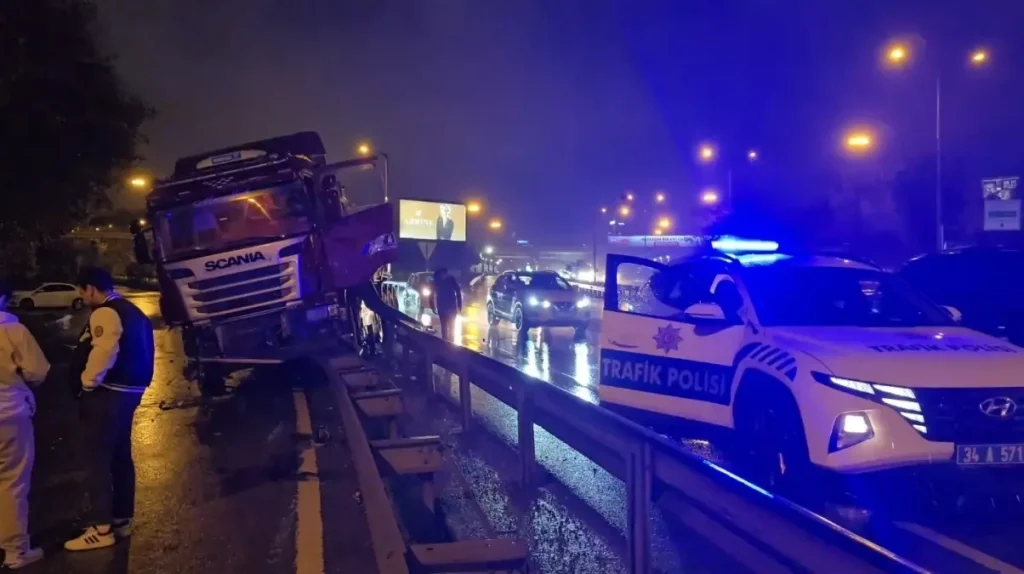 Yağışlı Havada Korkutan Kaza: Hafriyat Kamyonu Bariyerleri Aştı