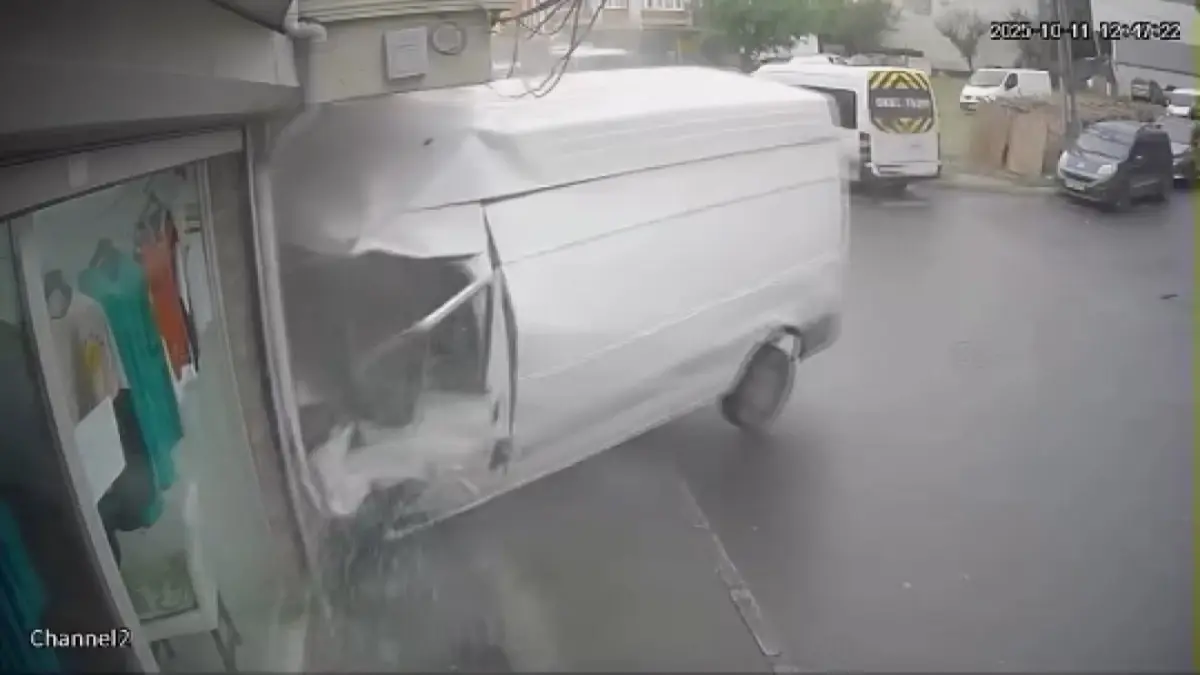 AVCILAR’da Panelvanın İş Yerine Çarpması