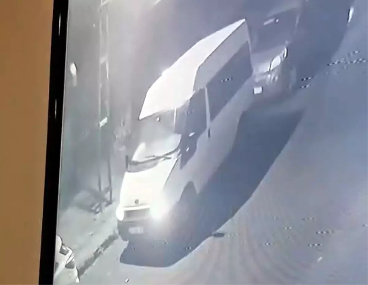 Minibüs Hırsızlığı Güvenlik Kamerasında
