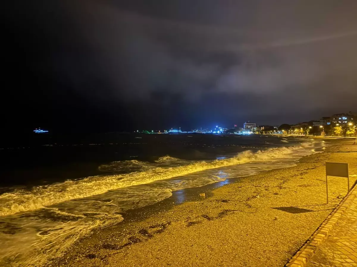 Lodos Balıkesir’de Tekneleri Karaya Sürükledi