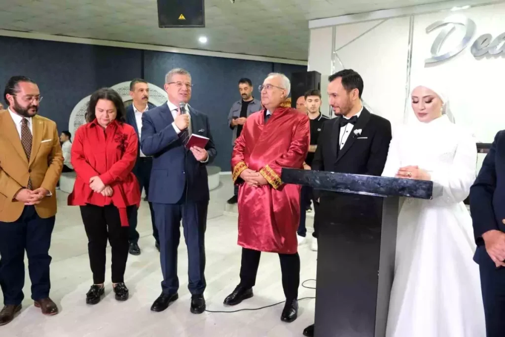 Belediye Başkanı Genç Çiftin Nikahını Kıldı