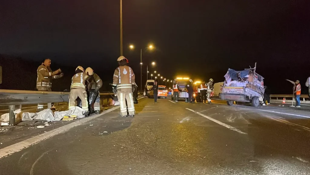 Servis Minibüsü Römork Devrildi: 3 Yaralı