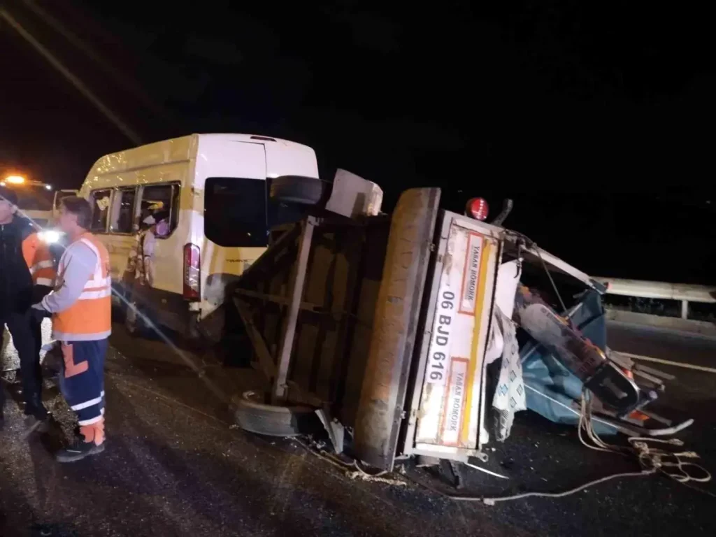 Beykoz’da Servis Minibüsü Devrildi: 3 Yaralı