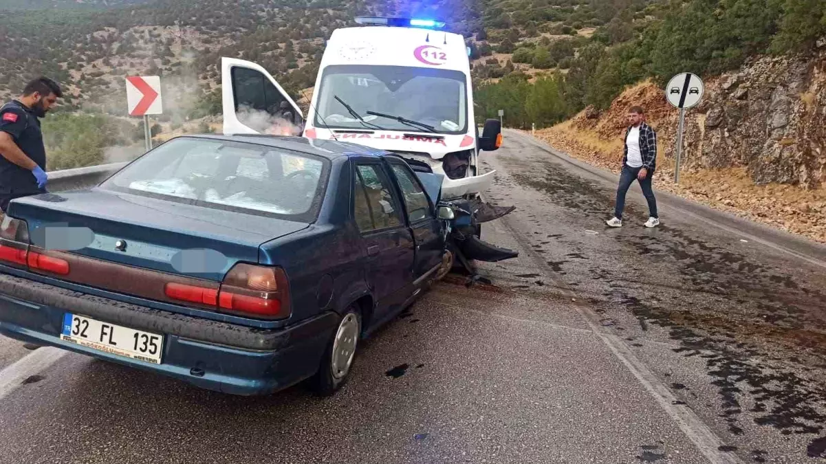 Trafik Kazası: Ambulans ve Otomobil Çarpıştı