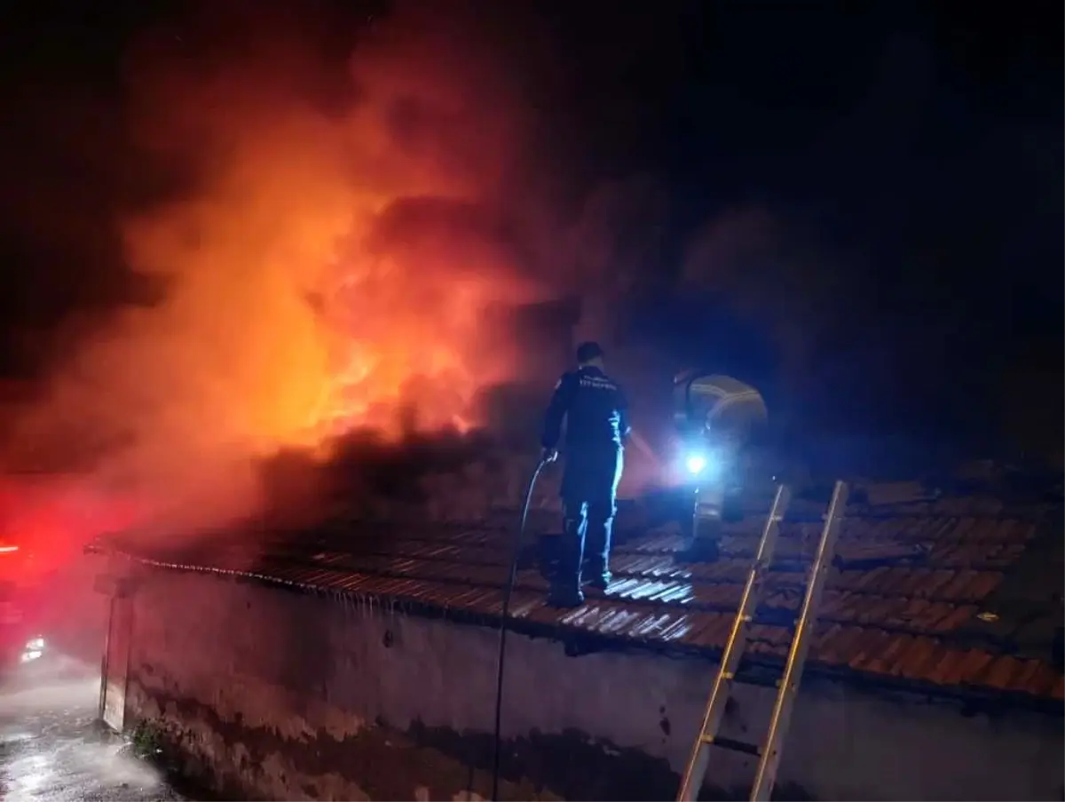 Bursa’da Otomotiv Yedek Parça Dükkanı Yangında Zarar Gördü