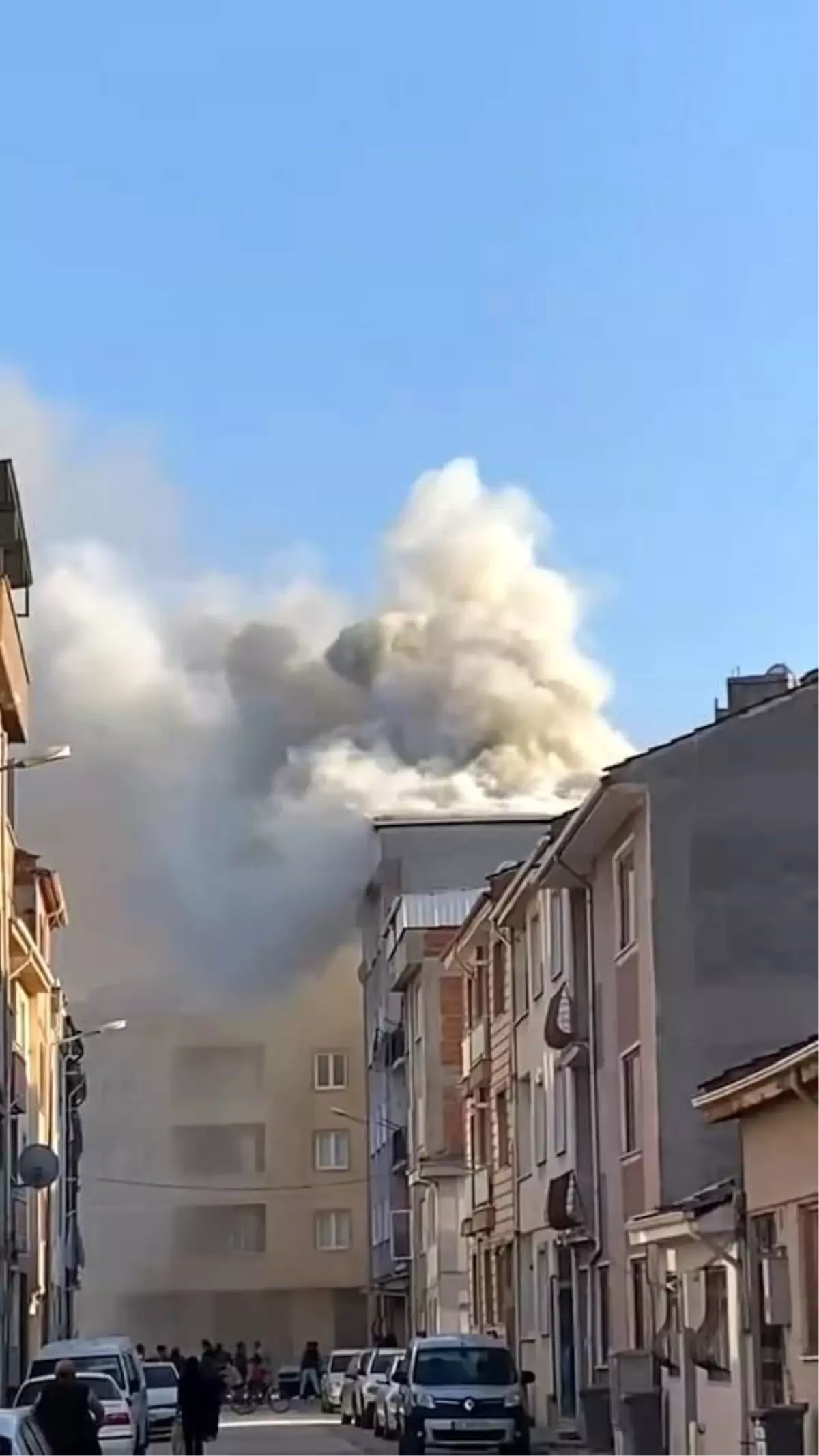 Bursa’da 5 Katlı Binanın Çatısında Yangın
