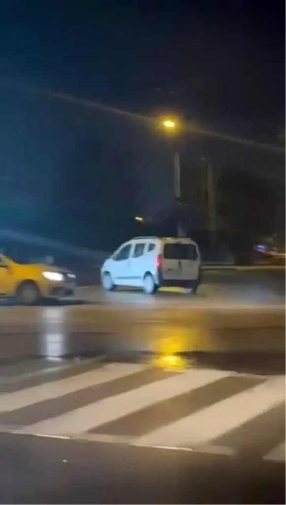 Ters Yöne Giren Alkollü Sürücü Trafik Direğine Çarptı