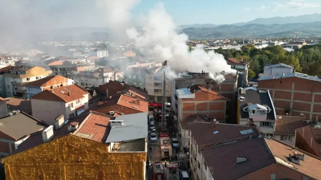 Bursa’da Binanın Çatısında Çıkan Yangın Söndürüldü