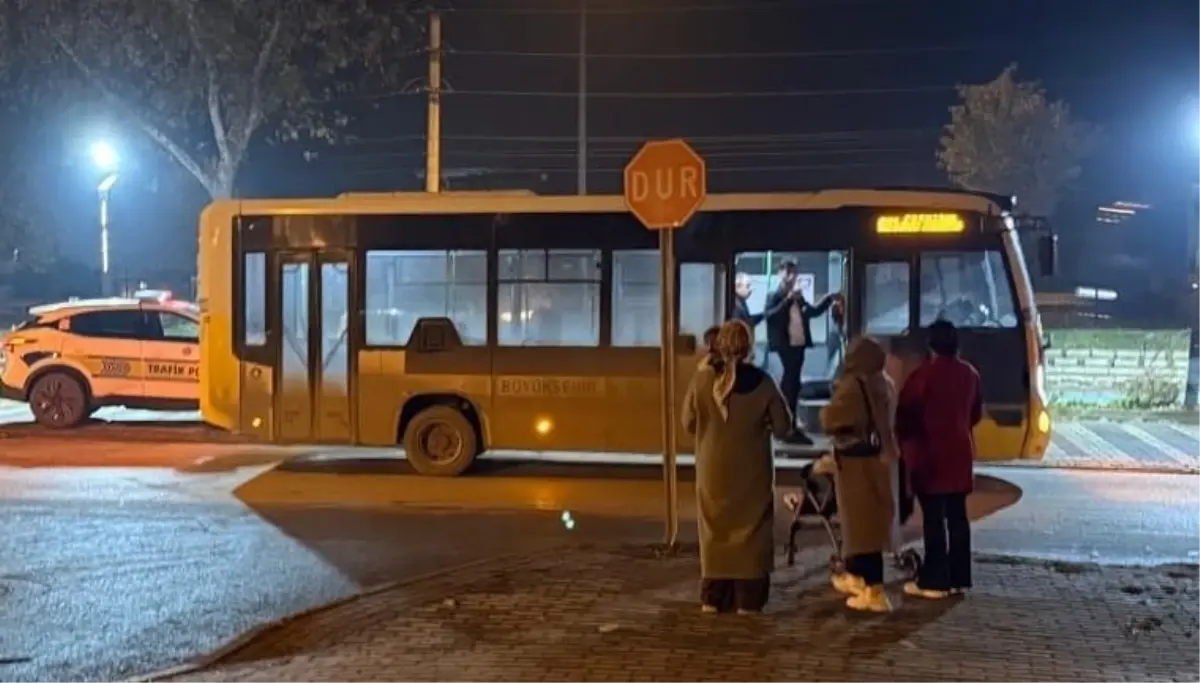 Gece Yolun Karşısına Geçerken Otobüsün Çarpması Sonucu Ağır Yaralandı