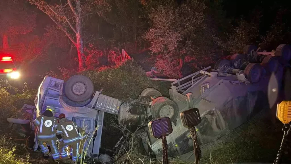Bursa’da Tır Şarampole Yuvarlandı: 2 Yaralı