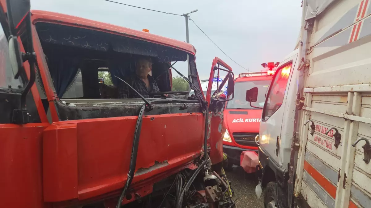 Bursa’da Traktörlü Çekici ile Kamyonet Çarpıştı: 4 Yaralı