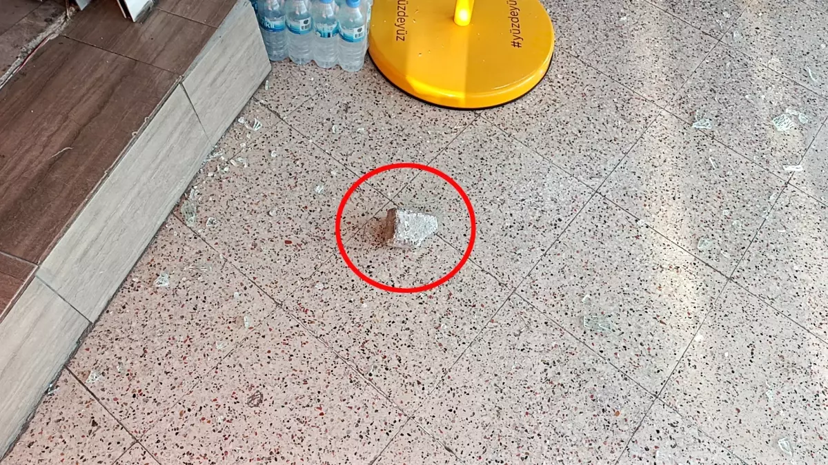 Camini Kırıp Girdiği Markette İçki İçip Cips Yedi