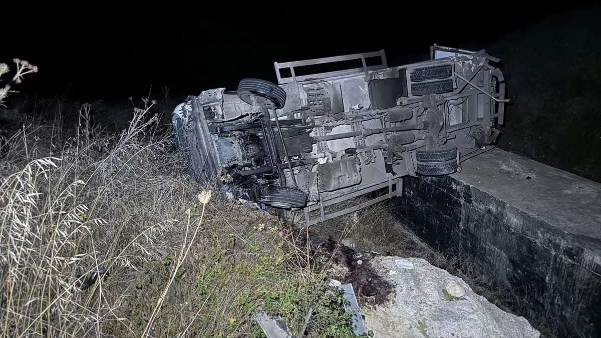 Trafik Kazası: Çanakkale’de Kamyon Şarampole Devrildi