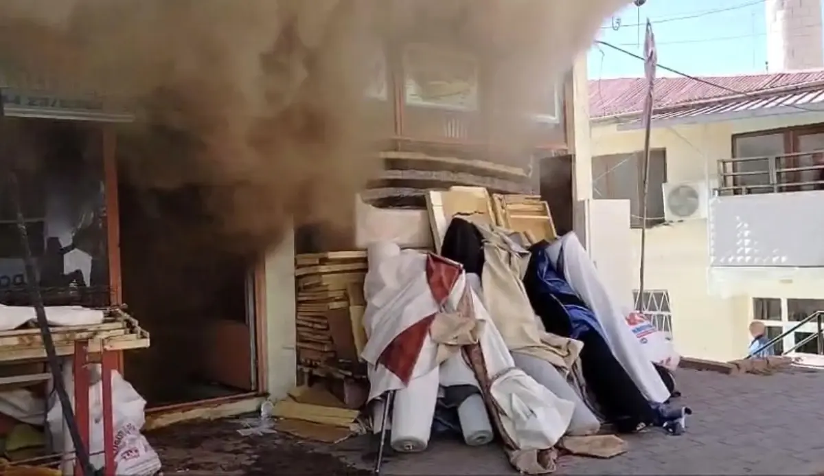 Elazığ’da Çatı Yangını İş Yerine Sıçradı, Hasar Büyük