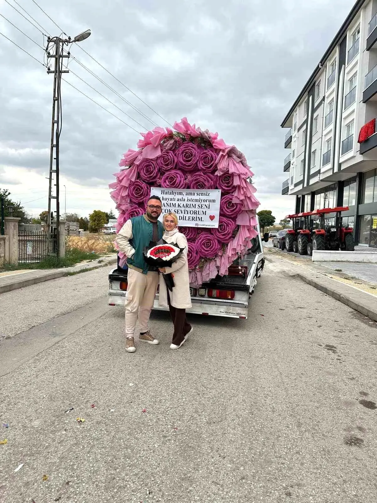 Aşkı İfade Eden İlginç Jest: Dev Çiçek Buketi